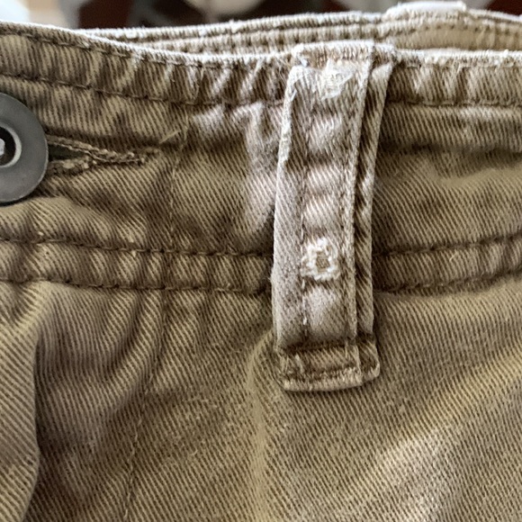 AEO Distressed Cargo Shorts lt Olive Green/ Brown - Picture 9 of 9